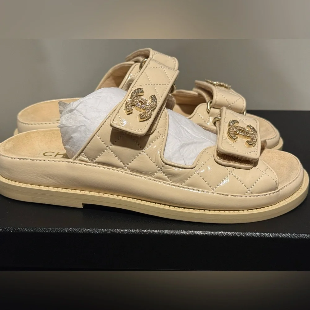 CHANEL Beige Sandals with Gold CC Logo - Picture 5 of 10